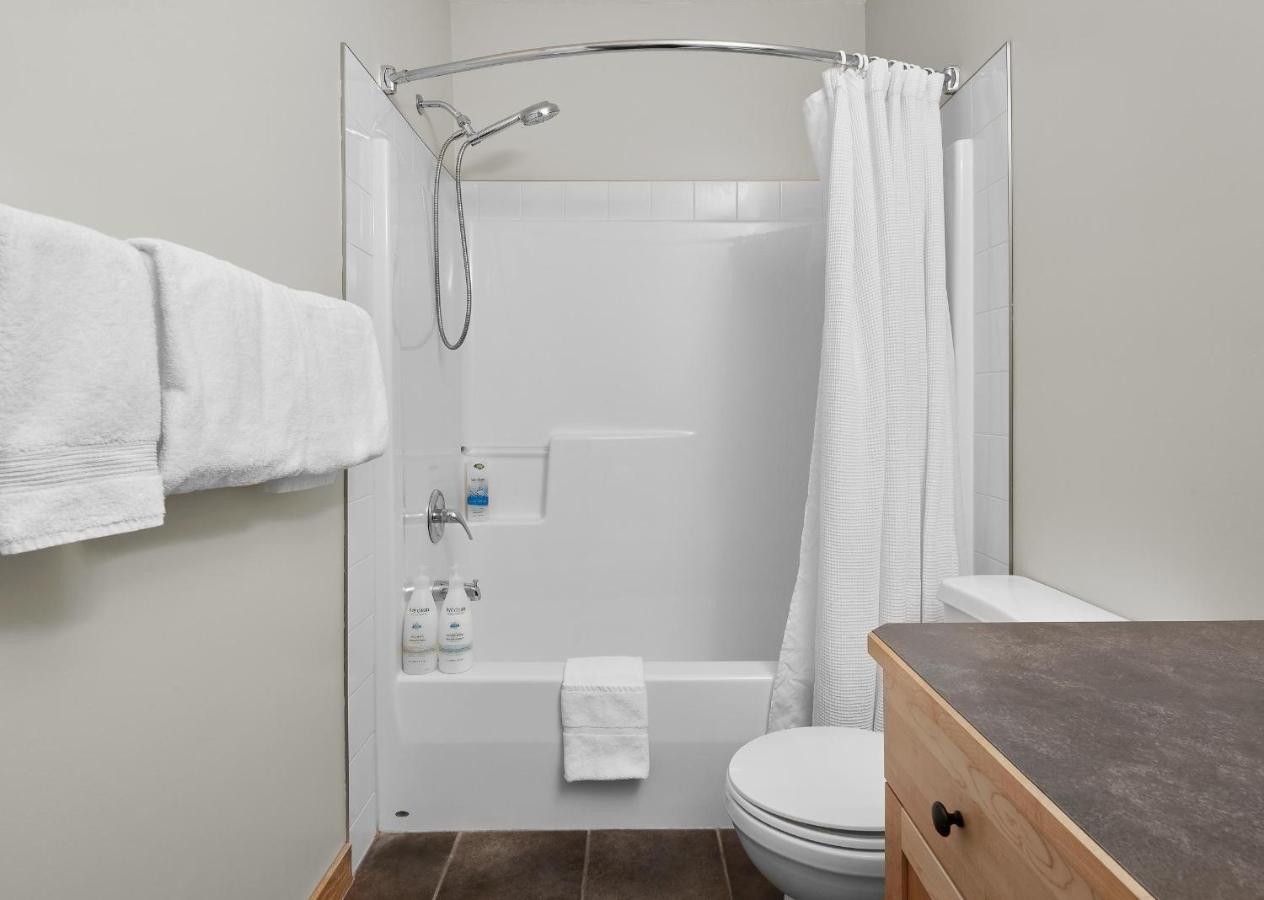 Newly Renovated Grizzly Lodge, Spacious 3Br 2Ba With Open Pool, Hot Tub Canmore Luaran gambar
