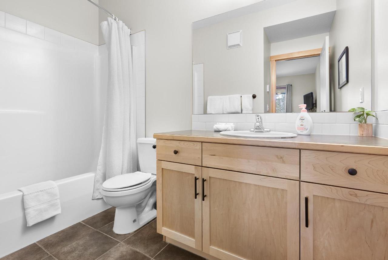 Newly Renovated Grizzly Lodge, Spacious 3Br 2Ba With Open Pool, Hot Tub Canmore Luaran gambar
